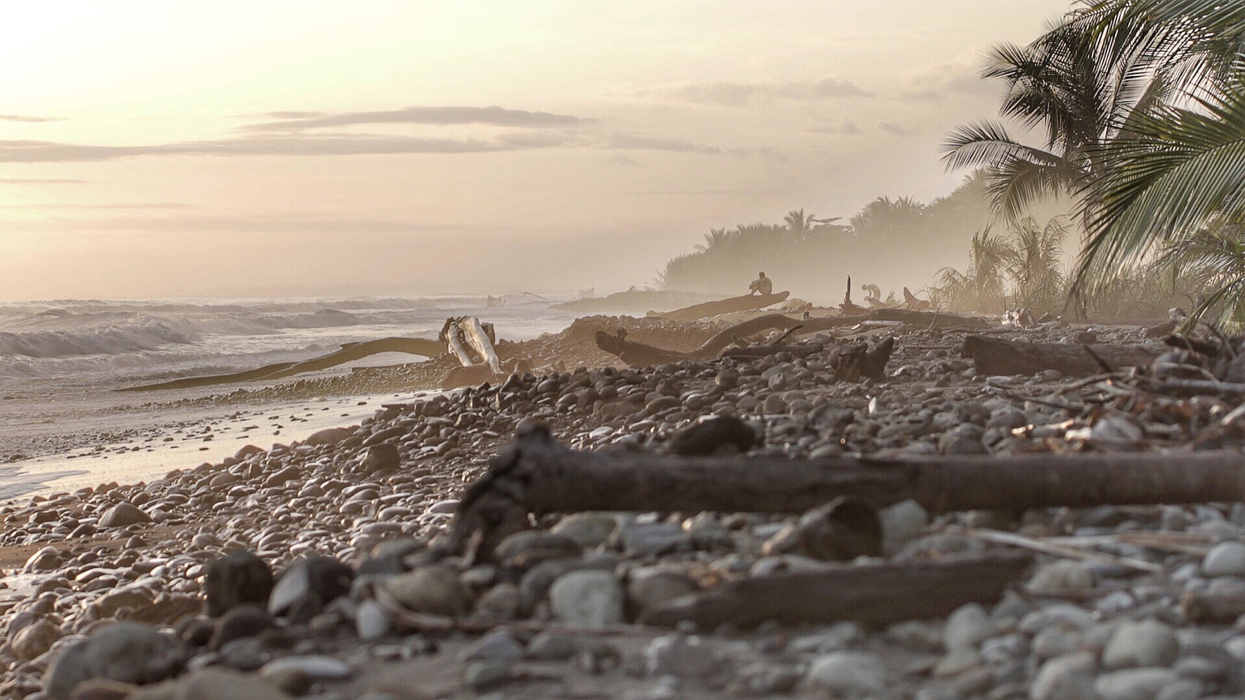 Nearby Pacific beach scene at Playa Dominical, part of the same coastal stretch as Playa Linda