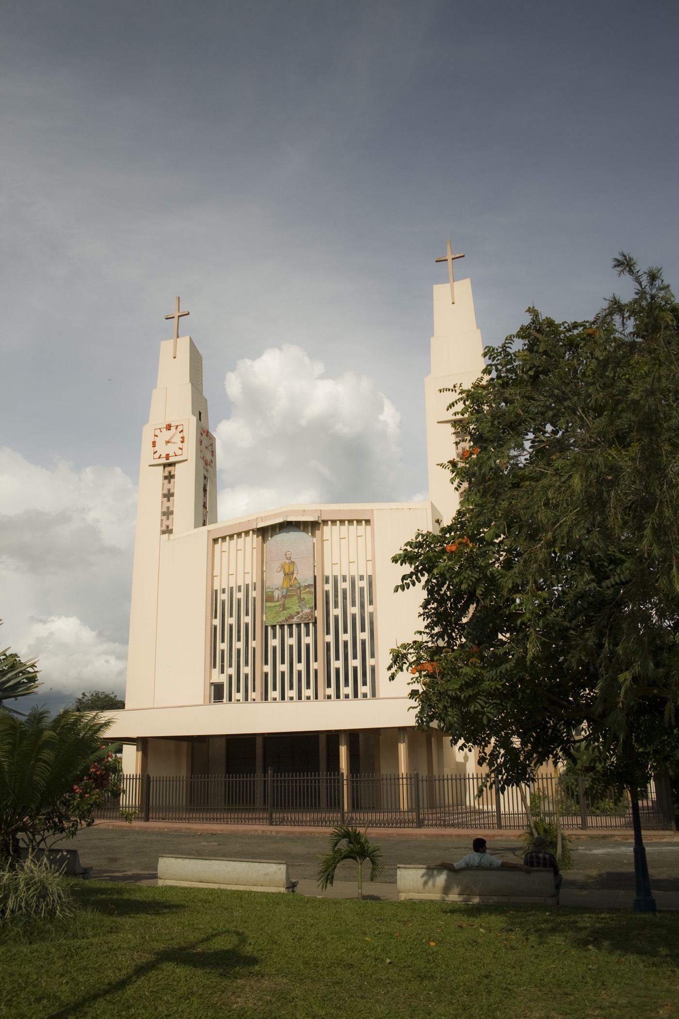 The cathedral and central plaza of San Isidro del General